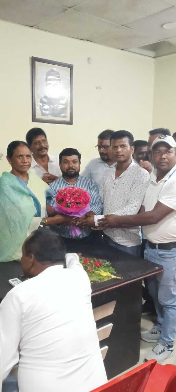 Seraikela Kharsawan News : सांसद से राजनगर में संसदीय कार्यालय खोलने की मांग