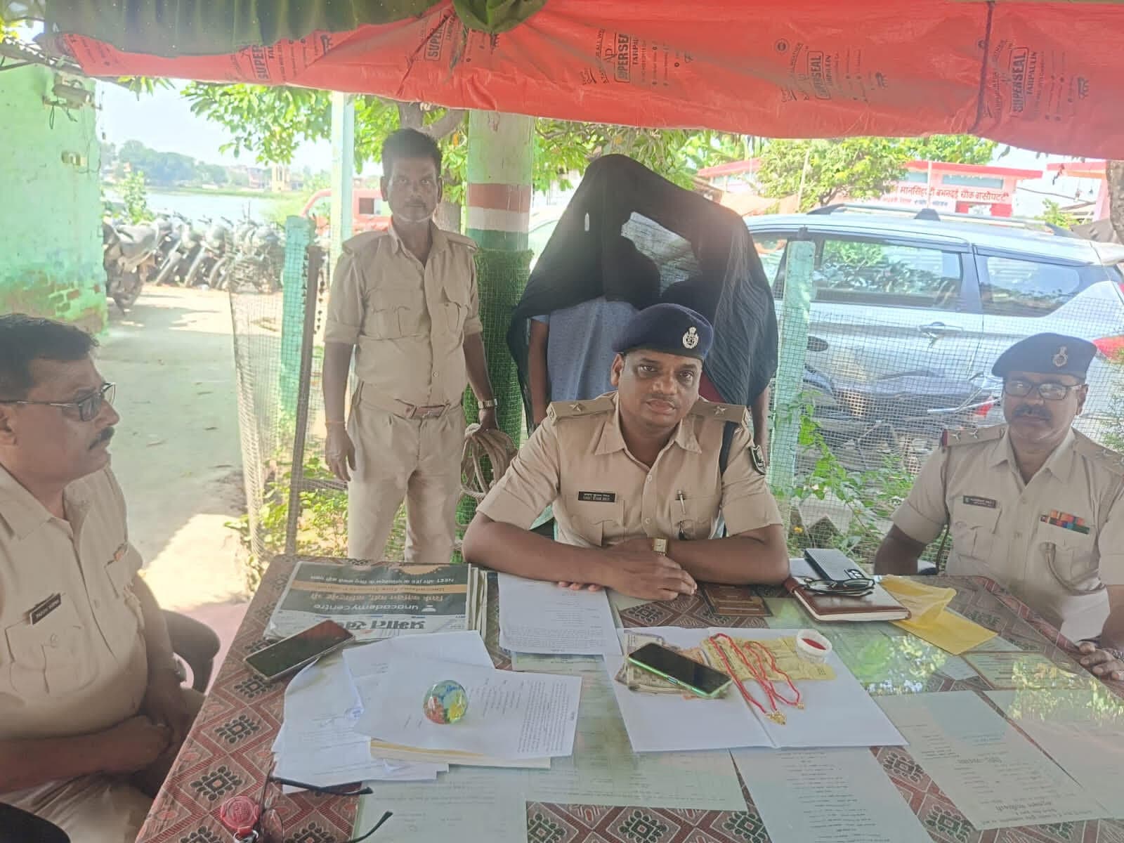 Madhubani News : घर से पचास हजार नकद व जेवरात की चोरी