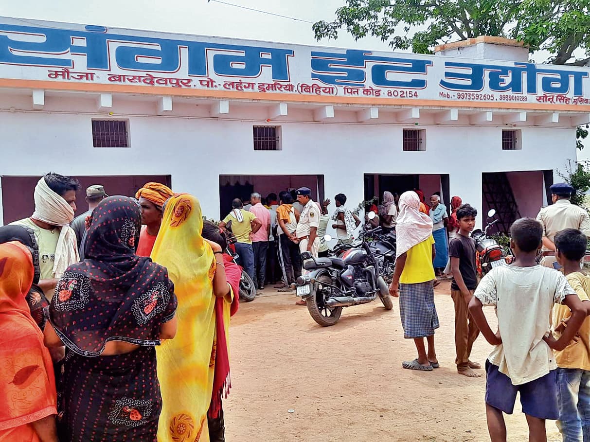 Ara News : ईंट भट्ठे पर जेसीबी से मजदूर का पैर कटा बवाल के बाद पुलिस ने संभाला मोर्चा