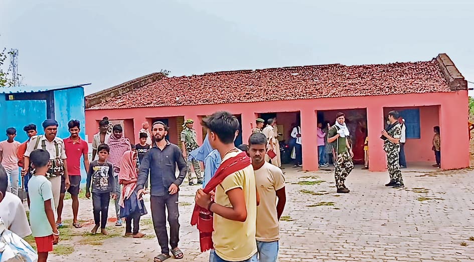 Gaya News : स्कूल में ऑटो चालक की पिटाई से बवाल, ग्रामीणों पर पुलिस की लाठी