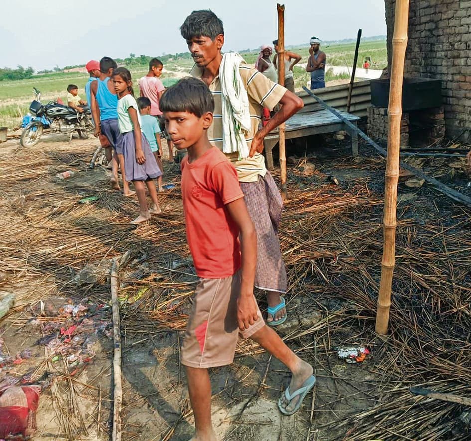 hajipur news. चूल्हे की चिंगारी से रामपुर करारी बरारी में पांच घर जले