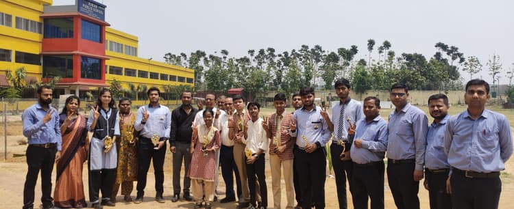 Giridih News : 10वीं व 12वीं में उत्कृष्ट प्रदर्शन करनेवालों को मिला सम्मान