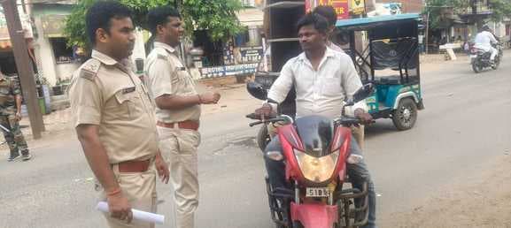 रोड सेफ्टी के तहत बाइक सवारों का कटा चलान