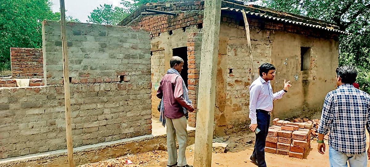Seraikela News : डीडीसी व डीआरडीए निदेशक ने चांडिल में मनरेगा व आवास योजना का किया निरीक्षण