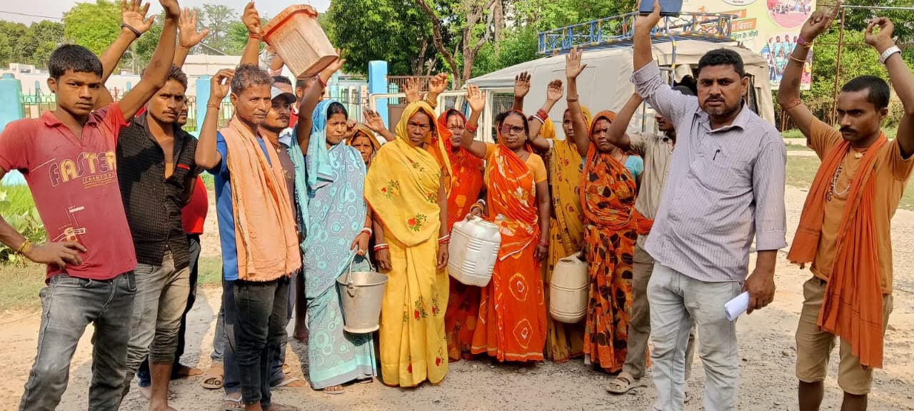 Samastipur News:पानी नहीं मिलने पर प्रखंड मुख्यालय पहुंच ग्रामीणों ने किया हंगामा