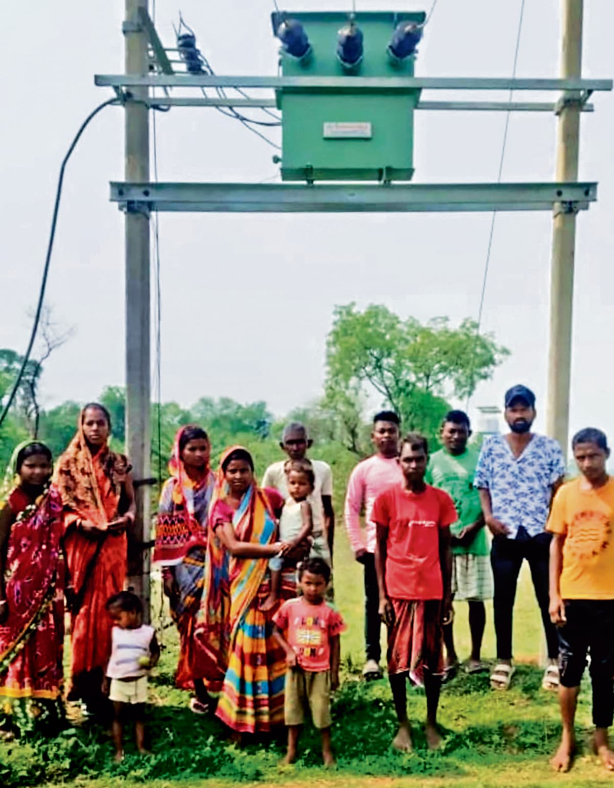East Singhbhum News : जामबनी का ट्रांसफॉर्मर जला, सात दिनों से अंधेरे में ग्रामीण