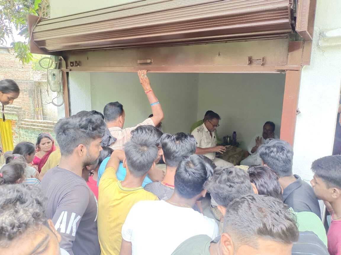 Samastipur News:किशोर के साथ मारपीट, घंटों घर को घेरे रखा, मुखिया ने छिपकर बचायी जान
