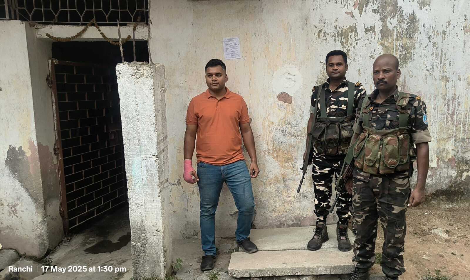 Ranchi News : धनबाद पुलिस ने चुटिया में की छापेमारी, चिपकाया इश्तेहार