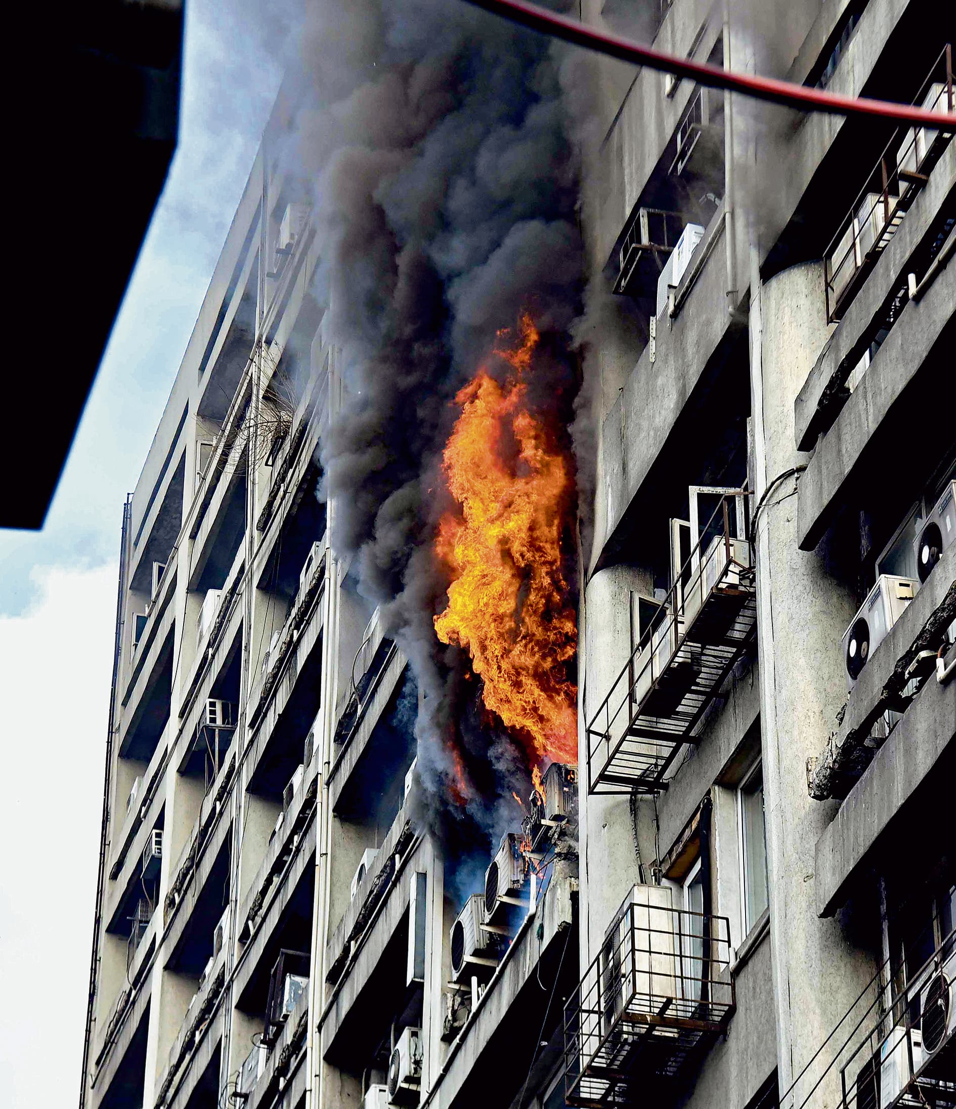 मिंटो पार्क के पास बहुमंजिली इमारत में भीषण आग, कोई हताहत नहीं