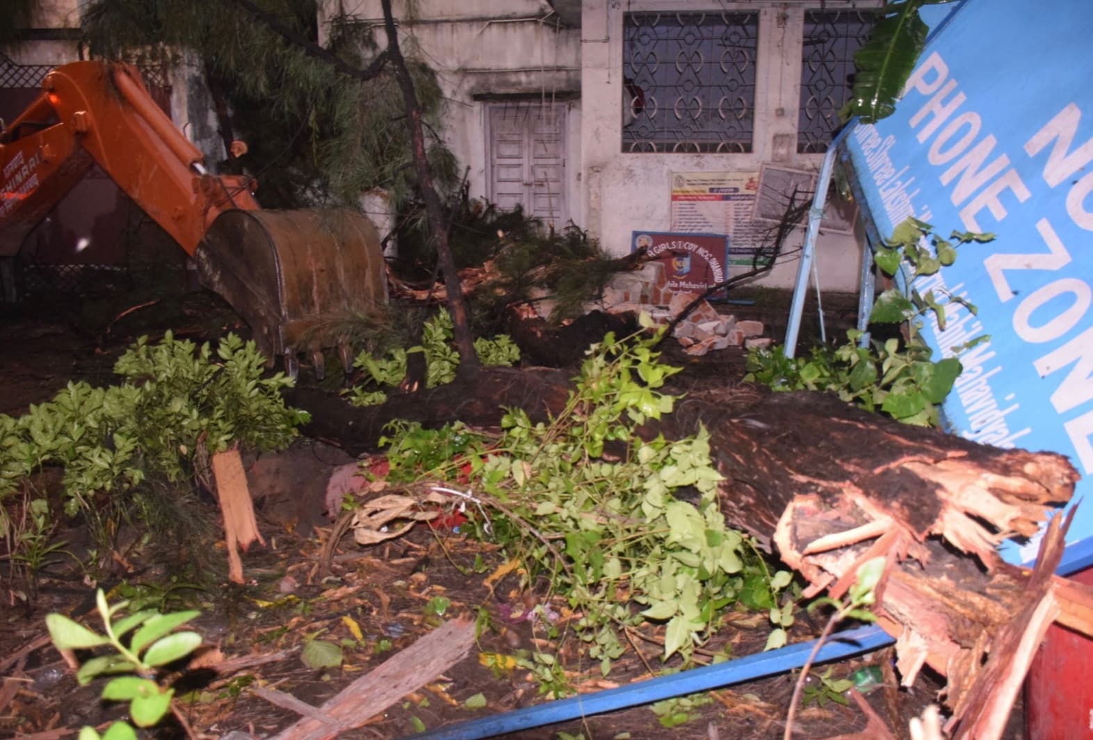 Dhanbad News : तेज हवा के साथ झमाझम बारिश, गर्मी से मिली राहत