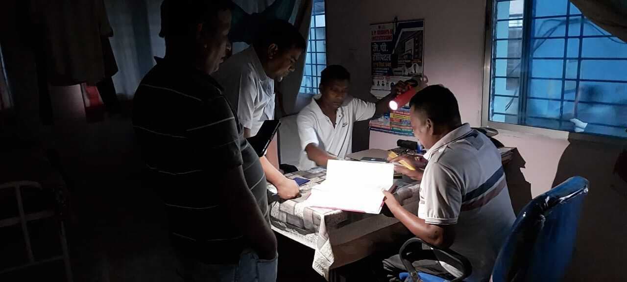 Dhanbad News : आरक्षी चौकी में टॉर्च की रोशनी में निबटाया गया कामकाज