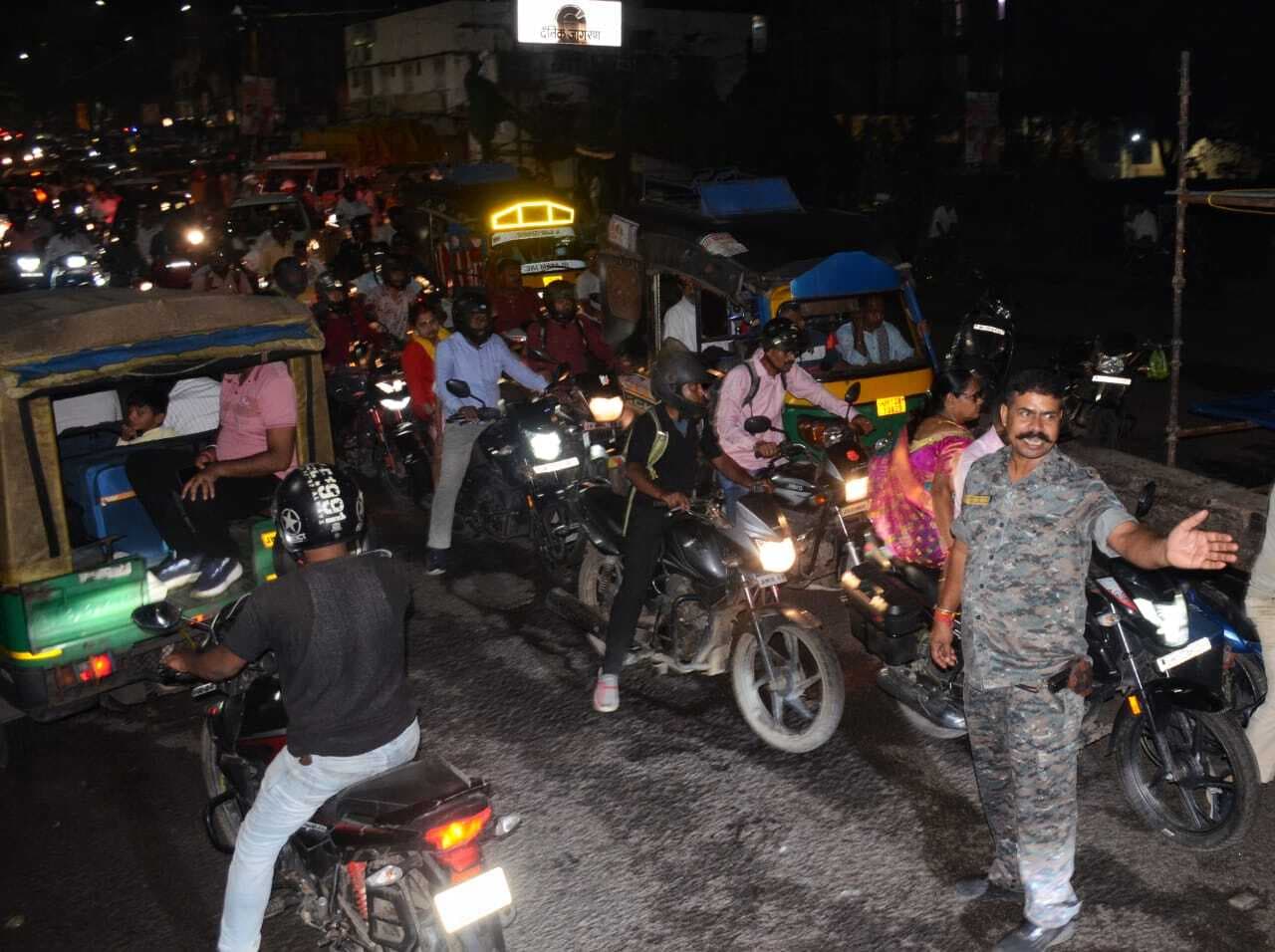 Dhanbad News : बैंकमोड़ फ्लाइओवर में लगी जाम, उपायुक्त ने दिया 10 जून तक काम पूरा करने का निर्देश