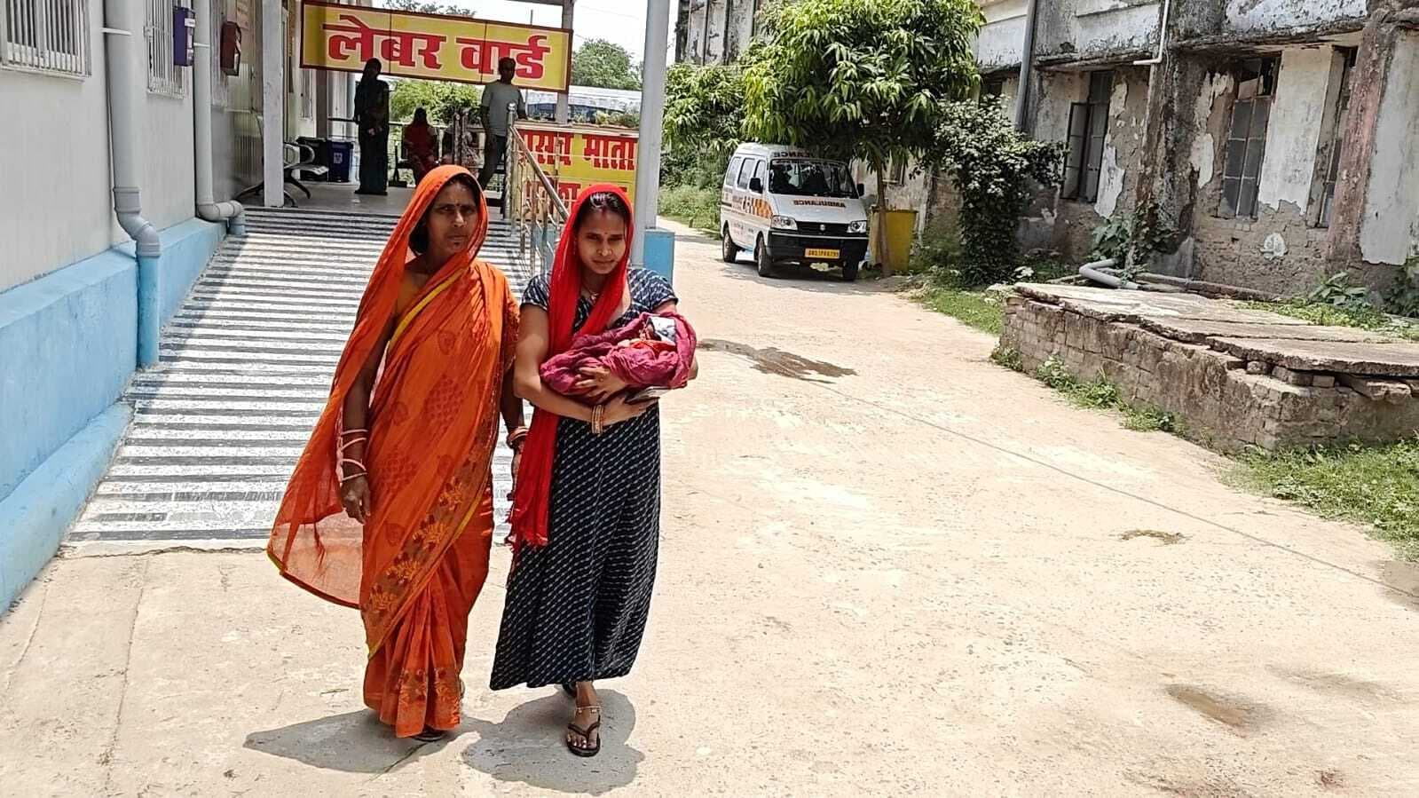 Bhagalpur news बेटी के जन्म पर उत्सवी माहौल, दुल्हन सी सजी कार ले जाने पहुंची अस्पताल