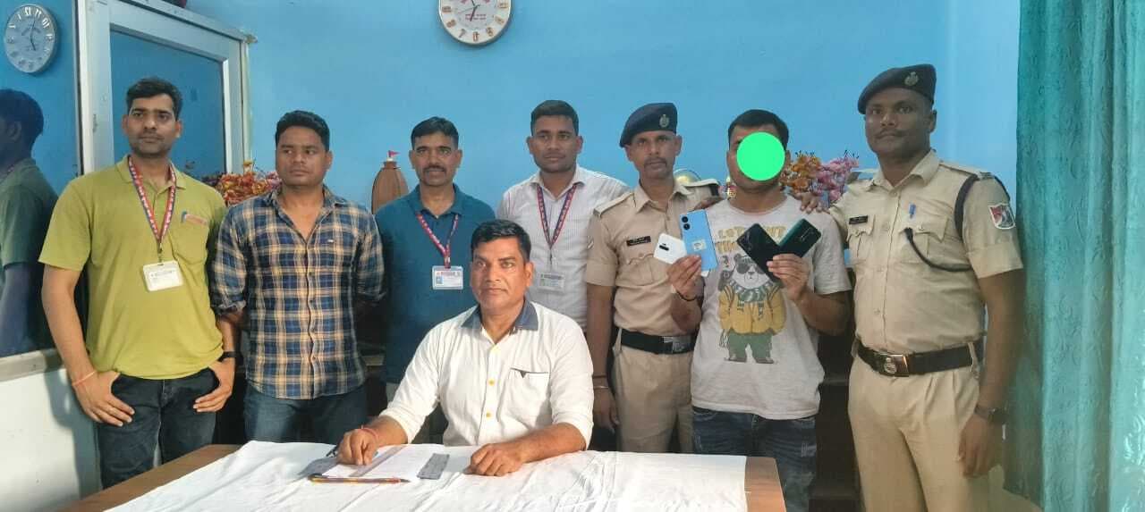 चोरी के चार मोबाइल फोन के साथ गया जी का एक गिरफ्तार