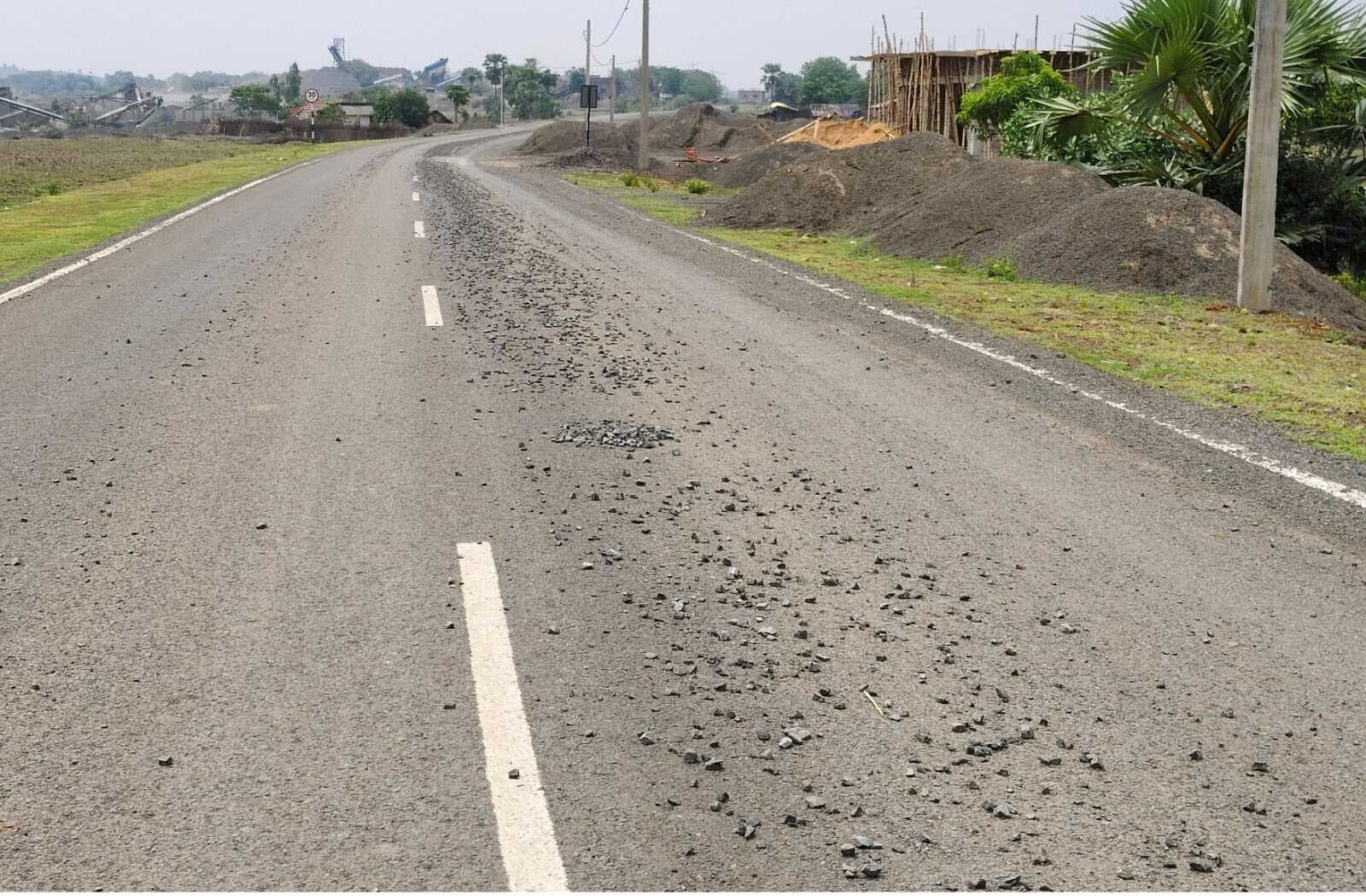 सड़क पर गिरे स्टोन चिप्स से हो रहे हादसे, प्रशासन नहीं कर रहा कार्रवाई