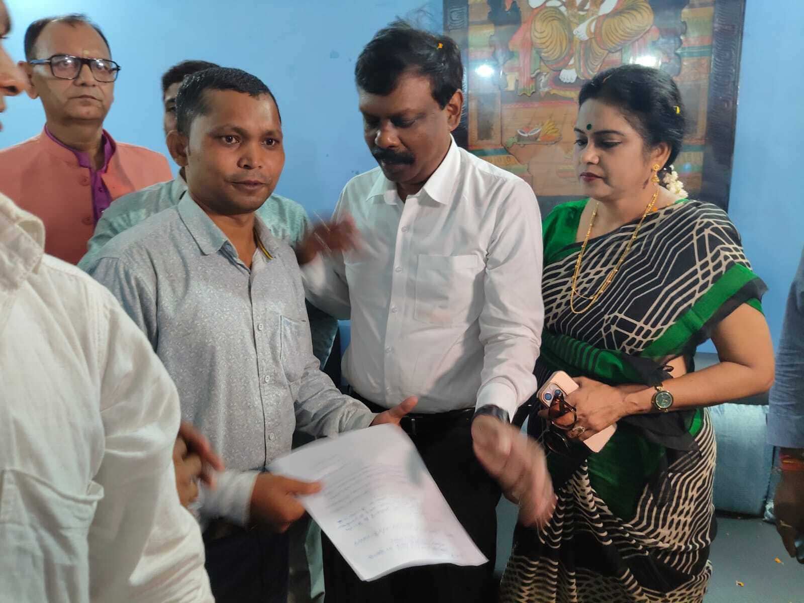 विद्यालय का भवन बनाने की मांग