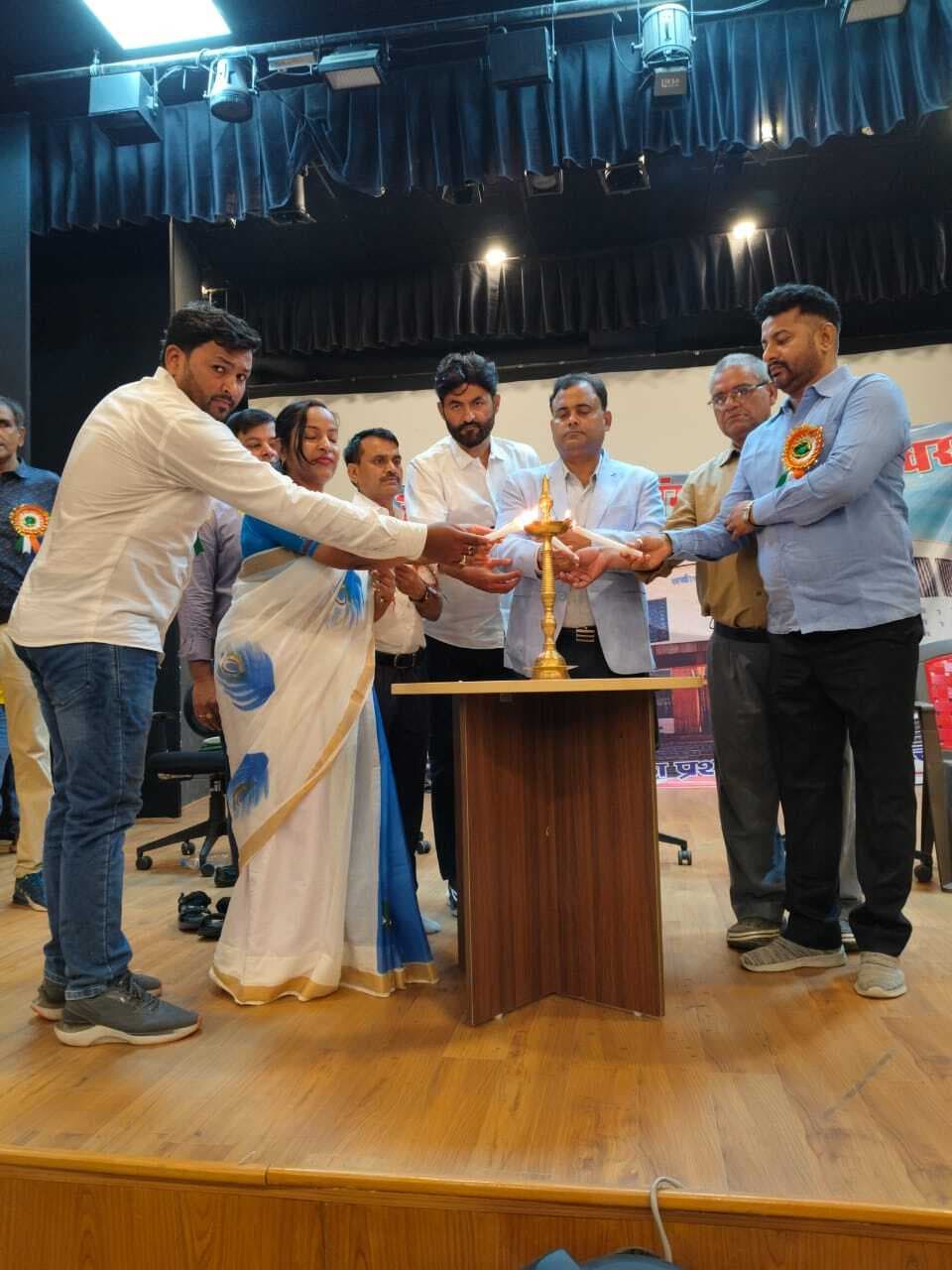 गौरवशाली अतीत का आईना है संग्रहालय : जिलाधिकारी