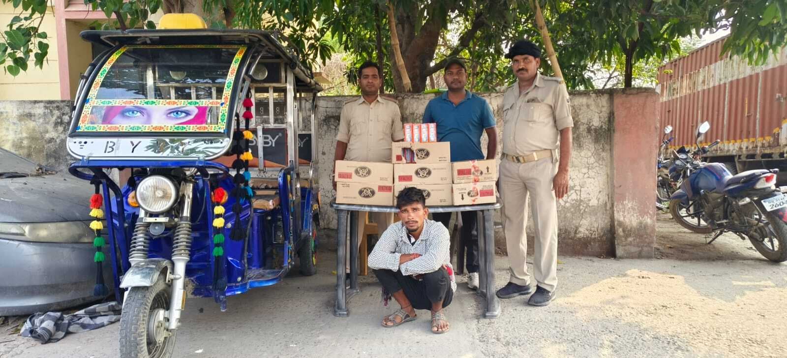 इ-रिक्शा से 65 लीटर शराब ले जा रहे दो तस्कर कुचायकोट में गिरफ्तार, उत्पाद विभाग ने भठवां मोड़ व बलथरी में की कार्रवाई