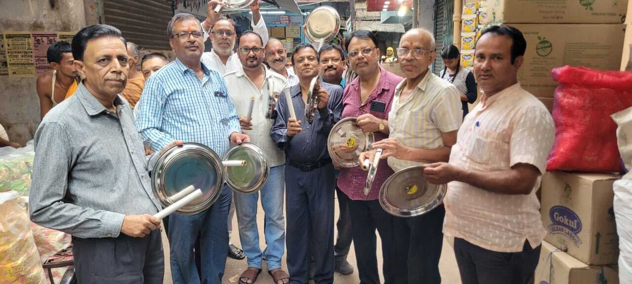 Dhanbad News : विद्युत विभाग को जगाने झरिया के व्यवसायियों ने बजायी थाली