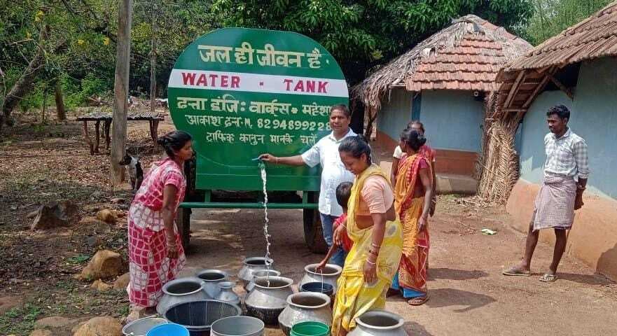 15वें वित्त से जिले के गांवों में टैंकर के माध्यम से हो रही पेयजल आपूर्ति