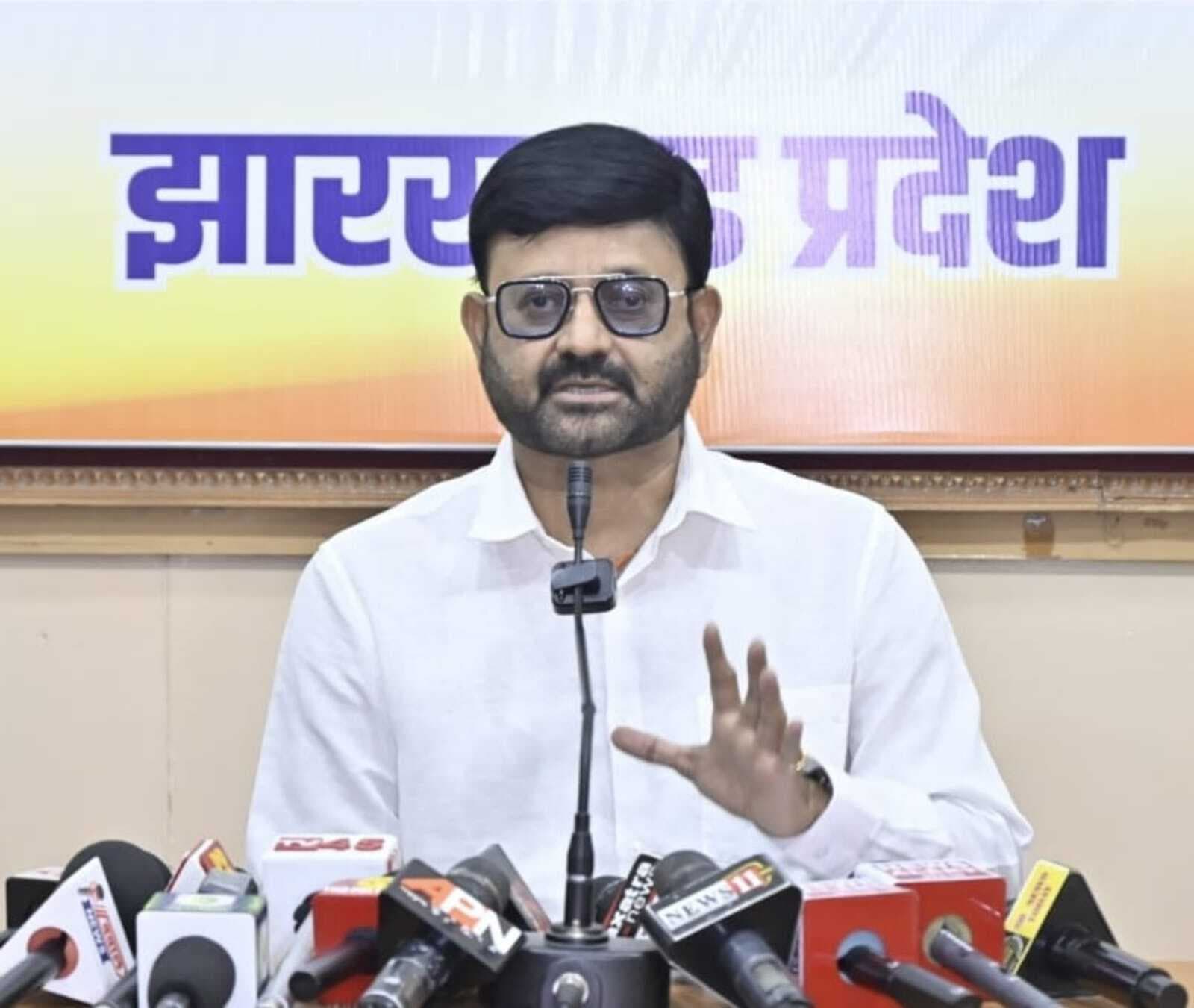 Political News : मोरहाबादी में करोड़ों के स्टेज ध्वस्त करने का कारण बताये सरकार : भाजपा