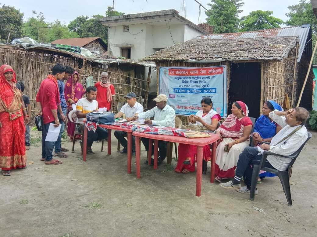 सात जगहों पर लगाया गया विकास शिविर, 67 मामलों का हुआ निष्पादनकैप्सन - शिविर में मौजूद अधिकारी वीरपुर अंबेडकर समग्र सेवा अभियान के तहत बसंतपुर प्रखंड के सात अलग-अलग पंचायतों के महादलित टोले में शनिवार को विकास शिविर का आयोजन किया गया. जहां कुल मिलाकर 92 आवेदन प्राप्त हुए. जिनमें से 67 आवेदन पर कार्रवाई करते हुए उन आवेदनों का निष्पादन किया गया. विकास शिविर का आयोजन कोचगामा पंचायत के वार्ड संख्या 04 स्थित लक्ष्मी राम के आवास पर लगाया गया. जहां श्रम प्रवर्तन पदाधिकारी अमित कुमार, बसंतपुर पंचायत के वार्ड संख्या 14 में बिंदु सादा के दरवाजे पर लगाया गया. जहां प्रखंड पंचायती राज पदाधिकारी प्रवीण कुमार प्रभाकर, कुसहर पंचायत के धोबी टोला में प्रखंड आपूर्ति पदाधिकारी मौजूद रहे. इसके अलावा ह्रदयनगर पंचायत के वार्ड नंबर 02 राम टोला में श्रवण कुमार के दरवाजे पर शिविर लगाया गया. जहां प्रखंड समन्वयक, परमानंदपुर पंचायत के राम एवं मुसहरी टोला में आयोजित शिविर में प्रखंड सहकारिता पदाधिकारी, बनेलीपट्टी पंचायत के वार्ड संख्या 02 राम टोला में प्रखंड कल्याण पदाधिकारी और बलभद्रपुर पंचायत के राम टोला में आयोजित शिविर में प्रखंड शिक्षा पदाधिकारी मौजूद थे. बीडीओ सुजीत कुमार मिश्रा ने बताया कि विभिन्न सात पंचायतों में आयोजित विकास शिविर में विभिन्न विभागों से जुड़े कुल 92 आवेदन प्राप्त हुए थे. जिनमे से 67 मामलों का ऑन द स्पोर्ट निष्पादन किया गया है. बताया कि आगे भी यह शिविर जारी रहेगा.