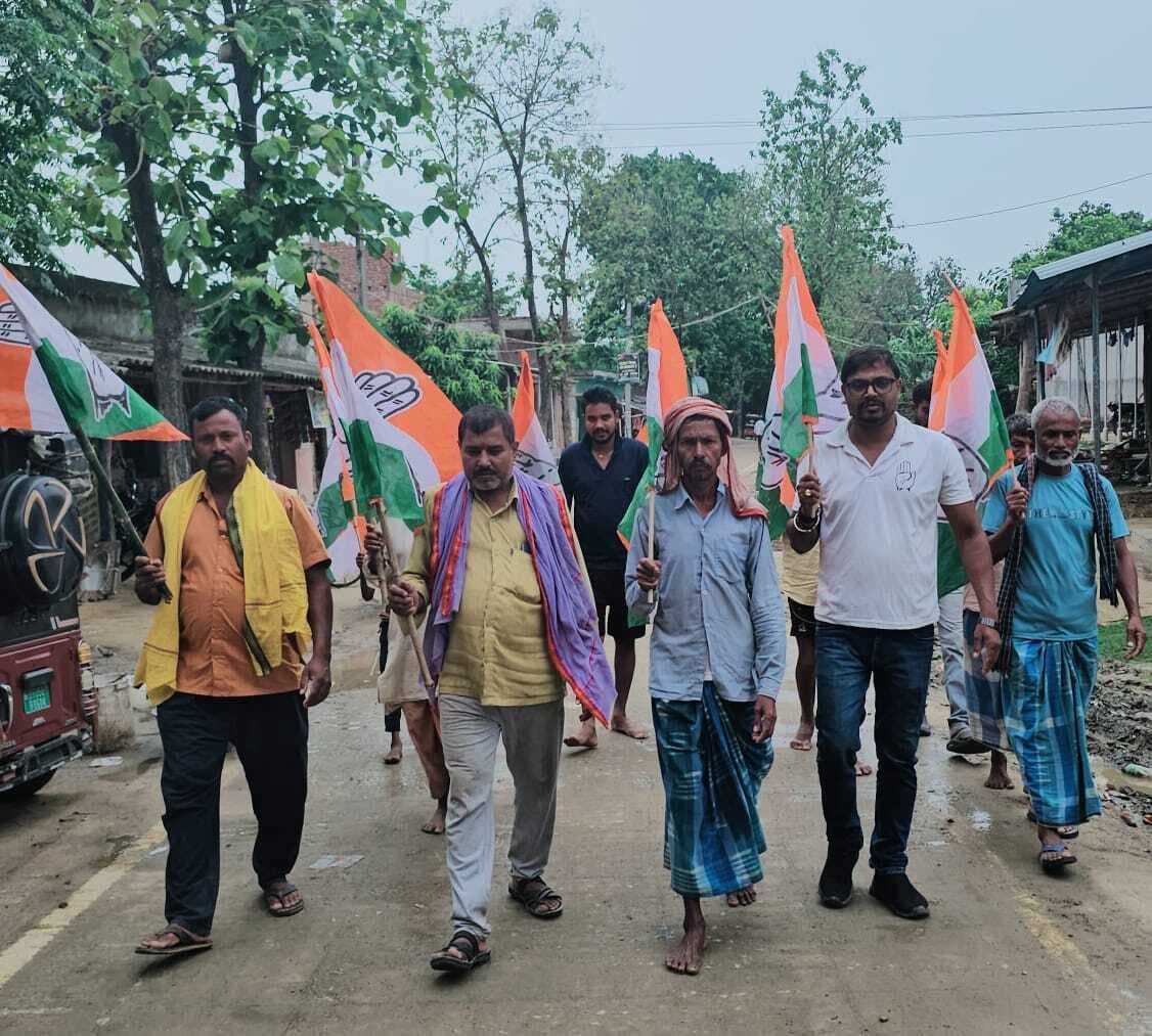 Motihari: हर घर कांग्रेस झंडा कार्यक्रम के तहत घरों पर लगाया तिरंगा