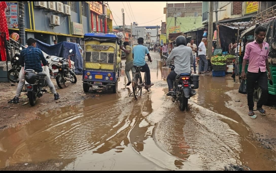 जल निकासी की व्यवस्था नहीं, हल्की बारिश में सड़क पर जलजमाव