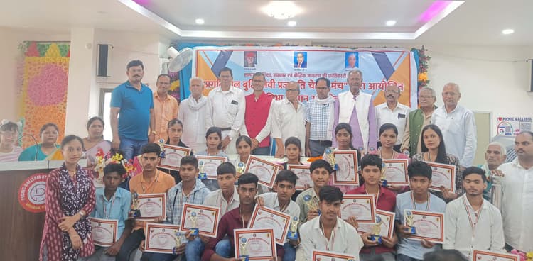 प्रगतिशील बुद्धिजीवी प्रजापति चेतना मंच ने किया प्रतिभा सम्मान समारोह