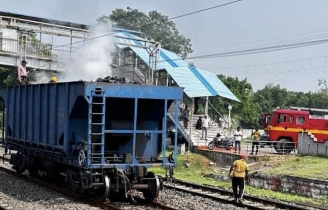 Dhanbad News : महुदा में खड़ी कोयला लदी मालगाड़ी के डिब्बे से उठा धुआं, मची अफरातफरी