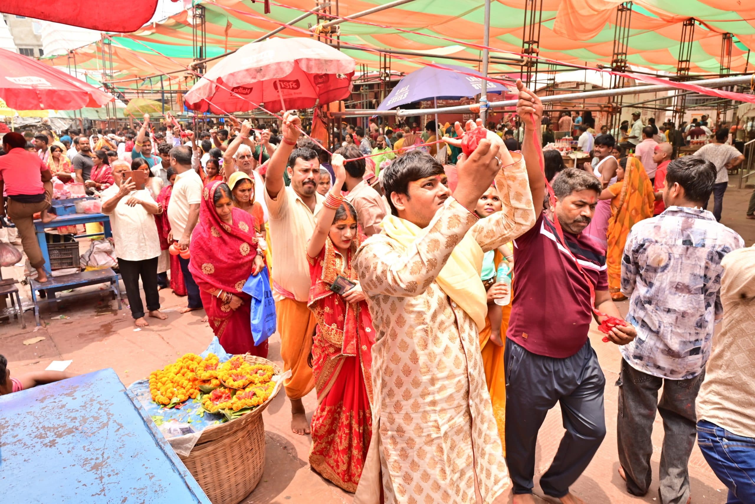 Deoghar News : बाबा दरबार में उमड़े भक्त, क्यू कॉम्प्लेक्स तक पहुंची कतार