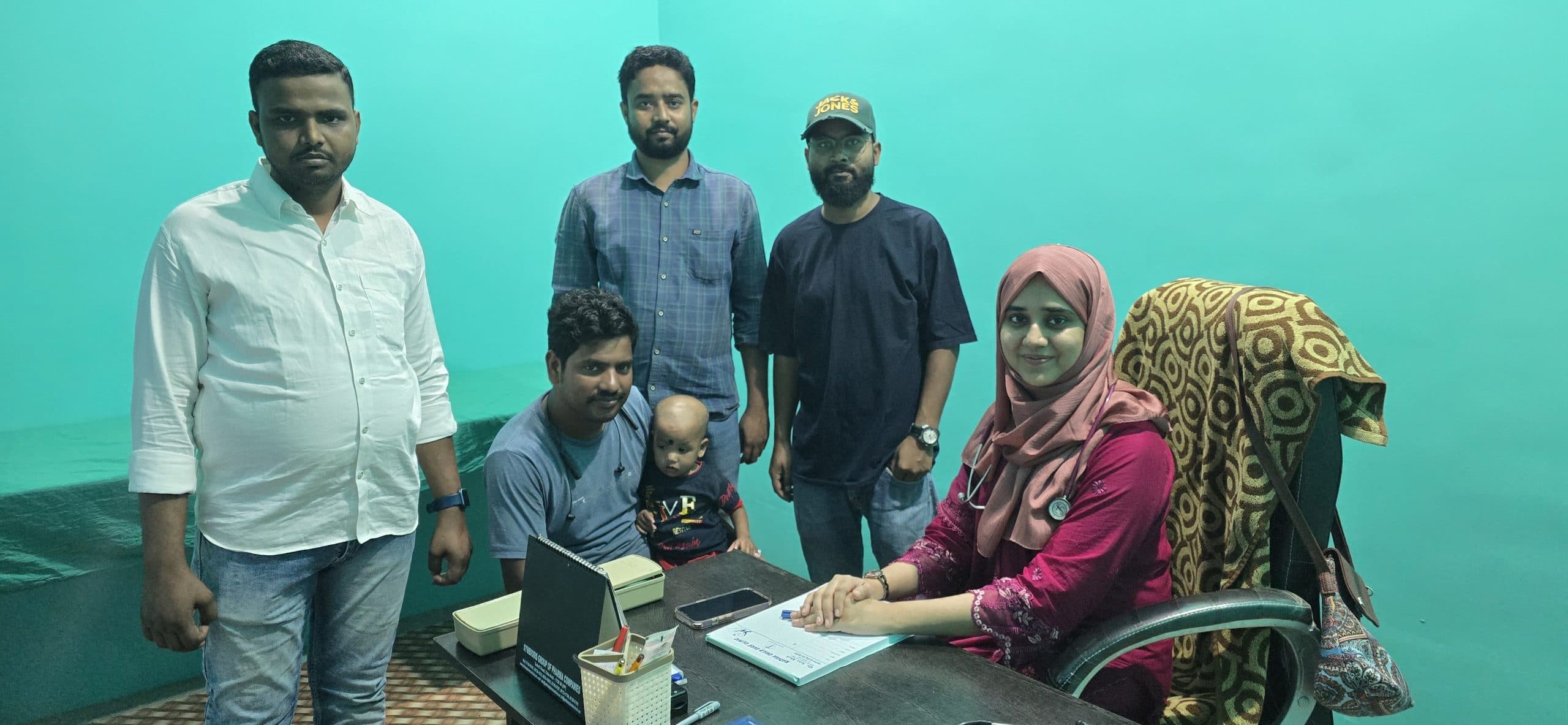 चिकित्सक ने बच्चों को दिया निशुल्क सेवा