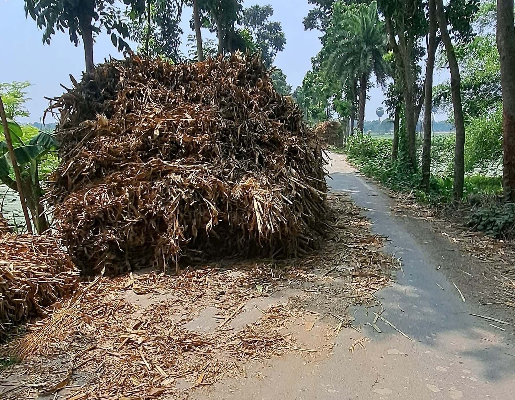 सड़क के बीचोंबीच सामग्री रखने से हादसे की आशंका