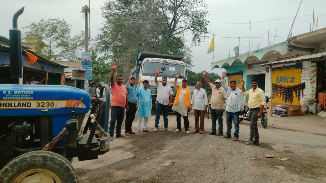 सड़क मरम्मत की मांग को थाना चौक पर किया सड़क जाम