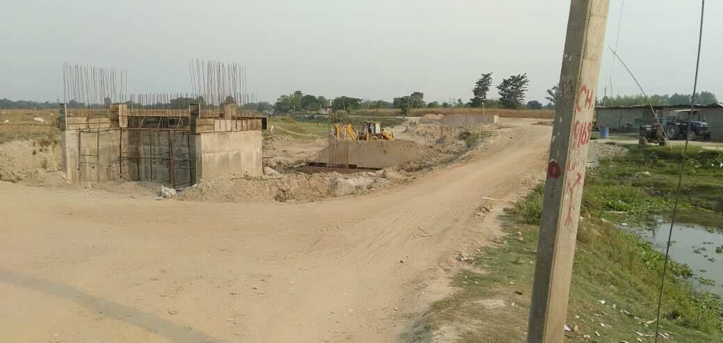 5.20 करोड़ से बन रहे पुल का निर्माण अबतक अधूरा