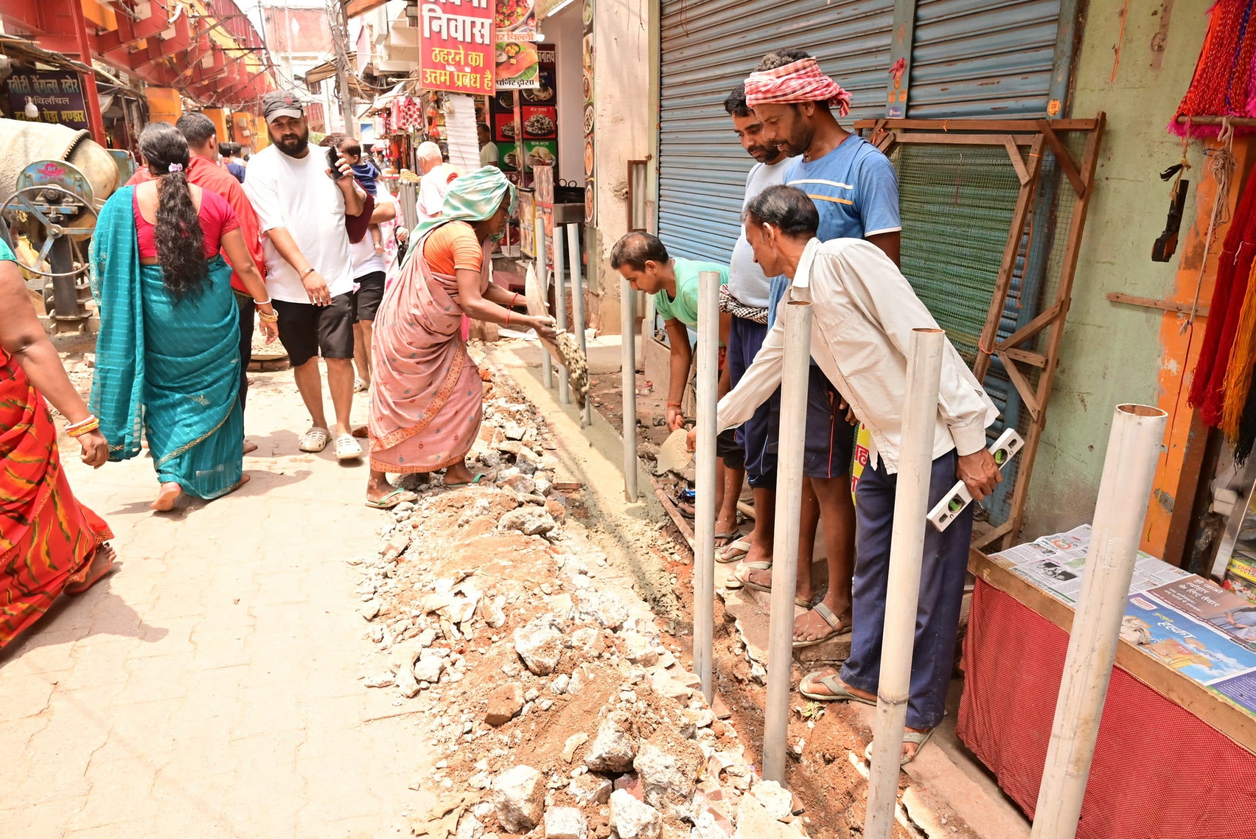 Deoghar News : अतिक्रमण रोकेगी जीआइ पाइप की दीवार, मंदिर क्षेत्र में घेराबंदी शुरू