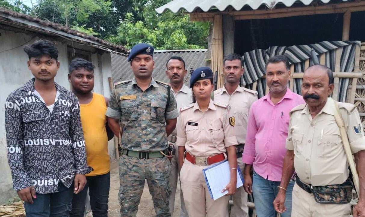 पोठिया पुलिस ने फरार अभियुक्तों के घर पर चिपकाया इस्तेहार