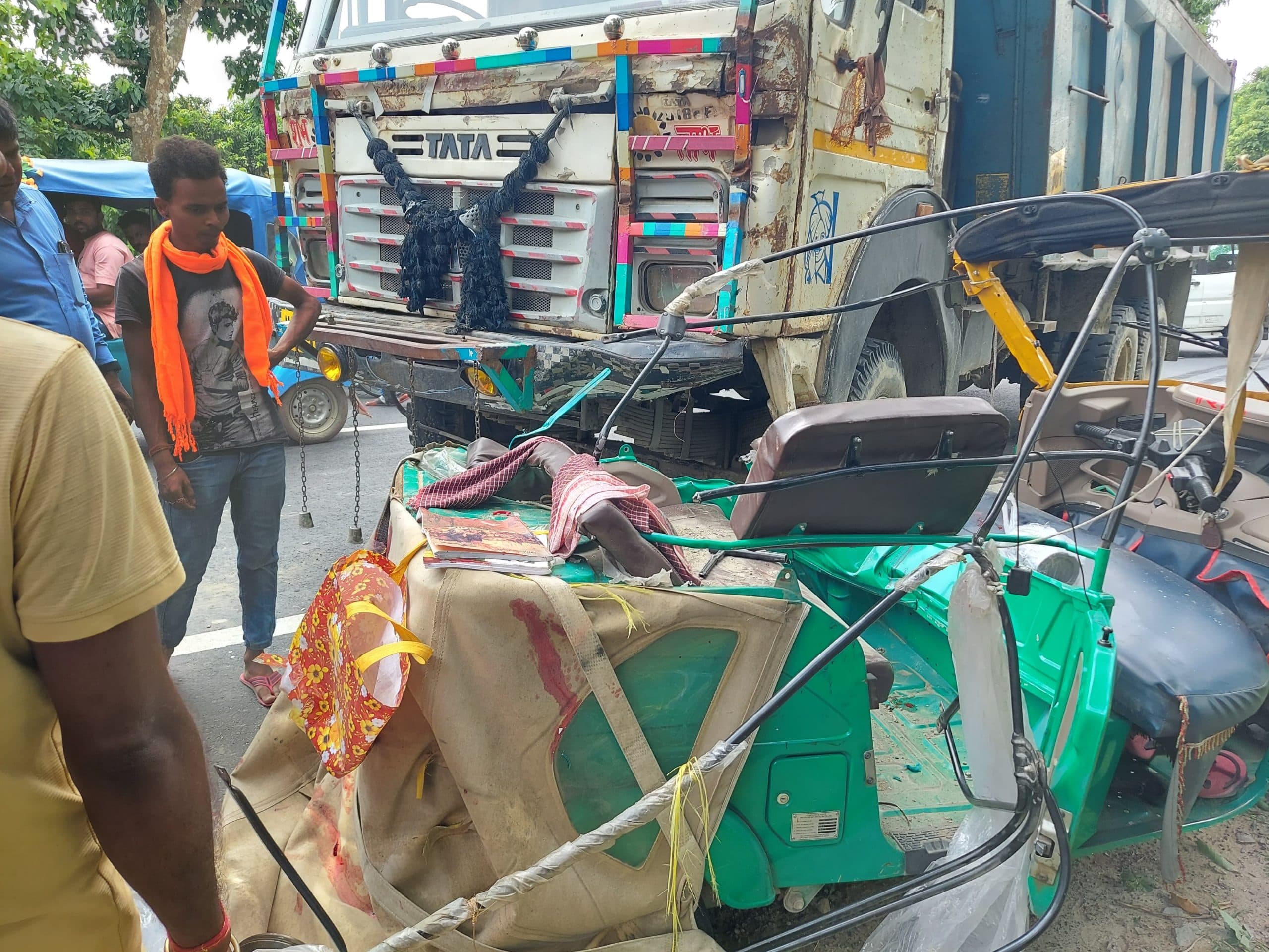 हाइवा-ऑटो की टक्कर में शिक्षिका व उसके ढाई माह के पुत्र की दर्दनाक मौत