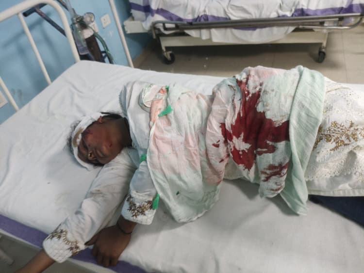 दो बाइकों की टक्कर में दो युवतियों समेत तीन घायल