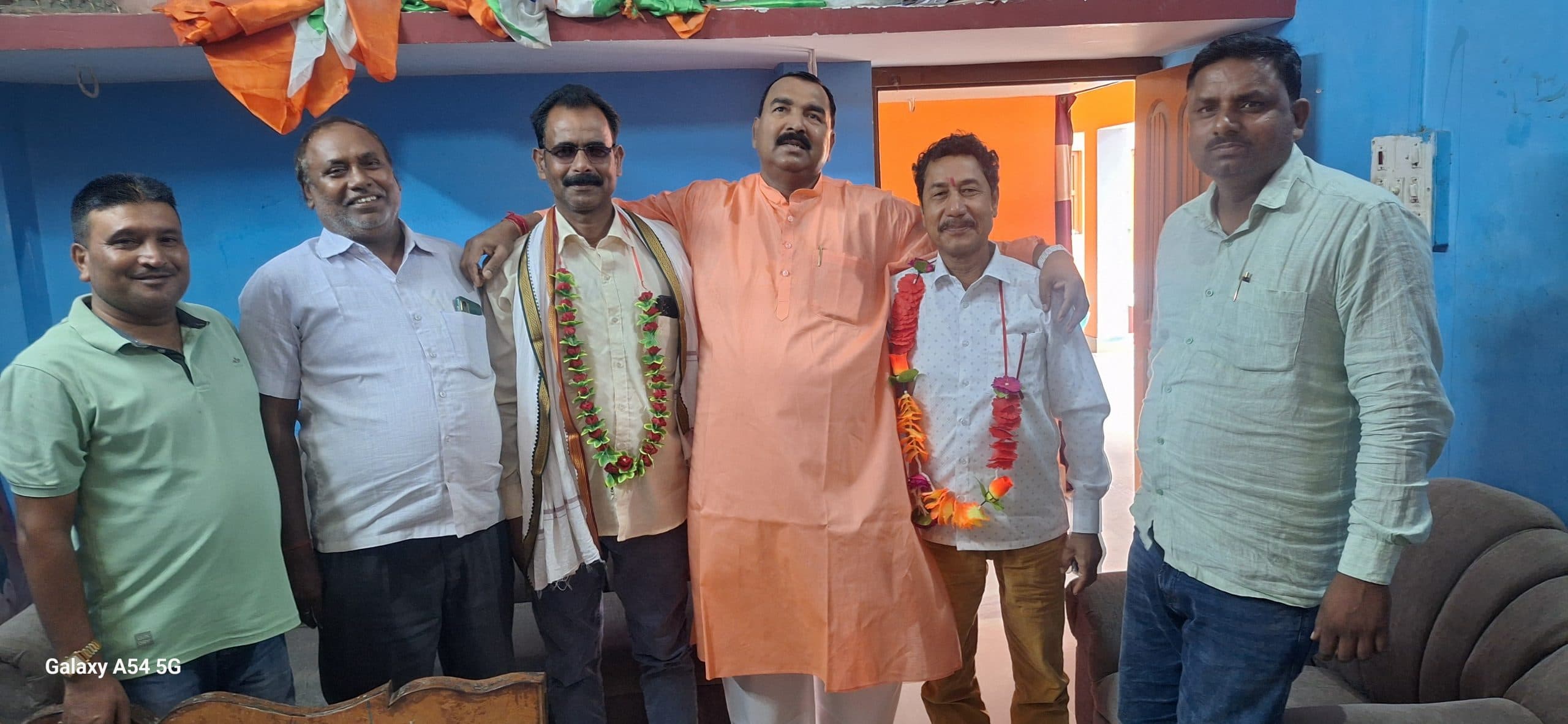 भाजपा नेता को आपदा प्रबंधन मंत्री ने माला पहनाकर किया स्वागत