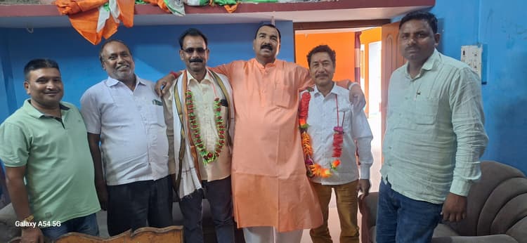 भाजपा नेता को आपदा प्रबंधन मंत्री ने माला पहनाकर किया स्वागत