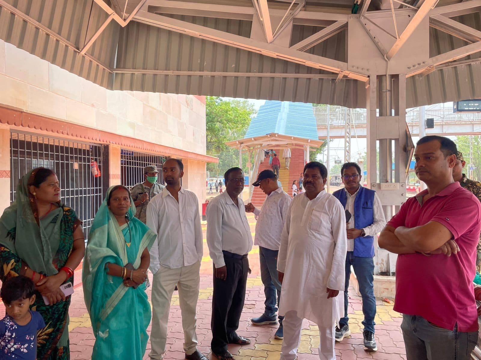 गोविंदपुर रोड स्थित रेलवे स्टेशन का पूर्व विधायक ने किया निरीक्षण