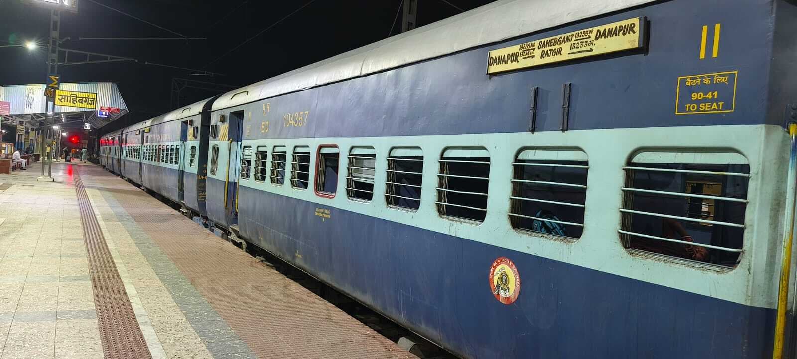 पॉवर व ट्रैफिक ब्लॉक ट्रेनों का परिचालन प्रभावित, यात्री दिखे परेशान