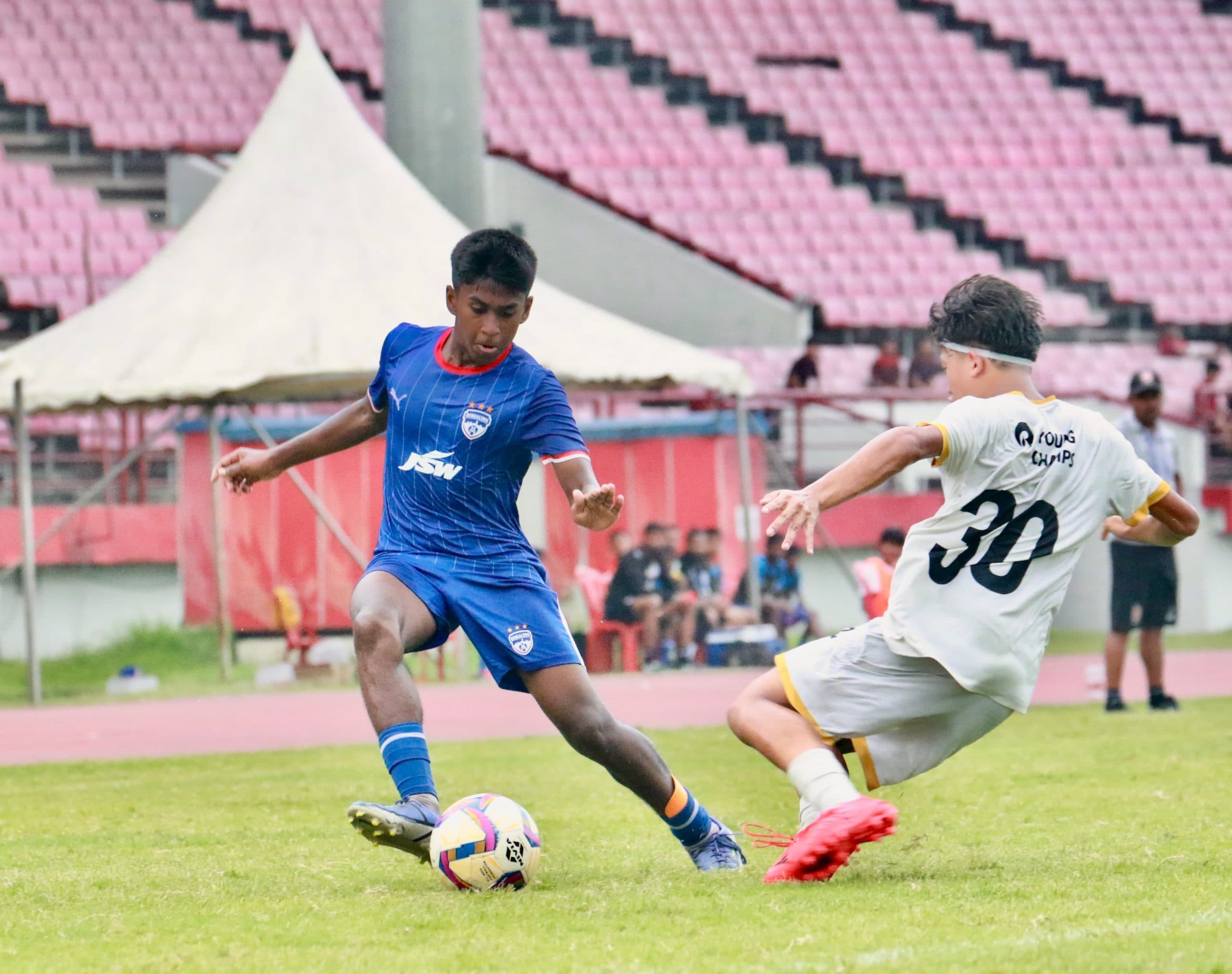 aiff u15 junior league: जेआरडी और फ्लैट लेट ग्राउंड में दिखा फुटबॉल का रोमांच
