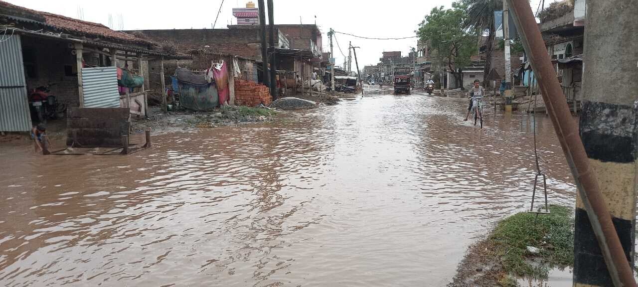 Madhubani News : बेहटा मुस्लिम टोला में जलजमाव, ई-रिक्शा पलटी, बाइक सवार भी जख्मी