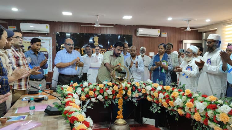 hajipur news. उर्दू किसी मजहब की भाषा नहीं, बल्कि आम आदमी की है : डीएम