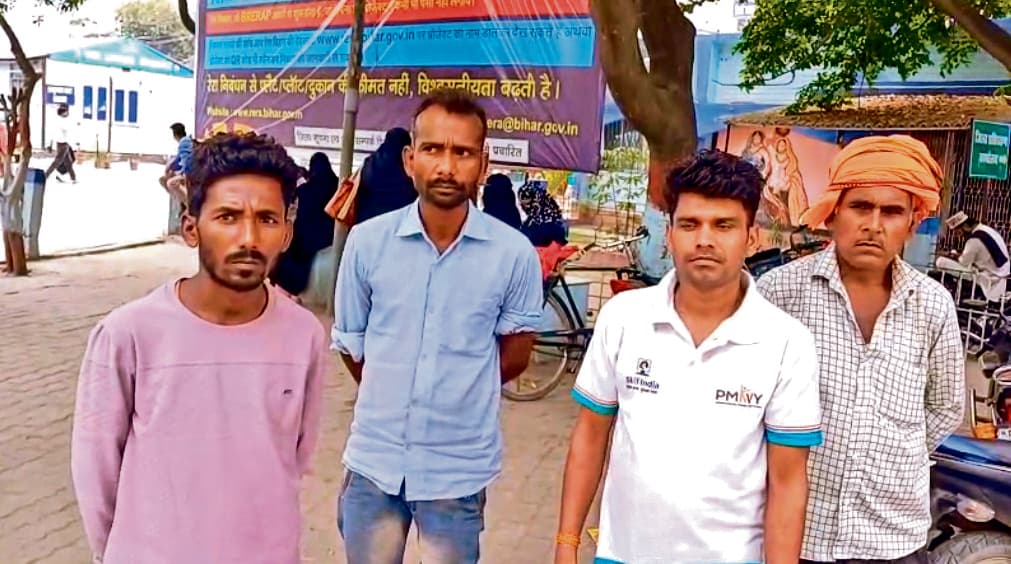 Gopalganj News : दरवाजे के पास झूल रहे बिजली के तार की चपेट में आने से महिला की मौत