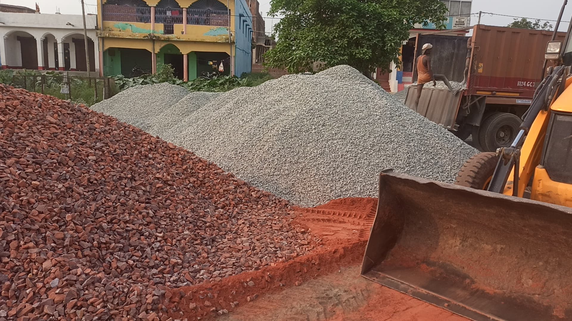 Madhubani News : बिना अनुमति के सरकारी जमीन पर रखी जा रही सड़क निर्माण की सामग्री