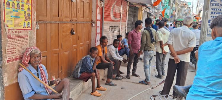 यहां हर दिन मजदूरों की लगती है बोली, काम के हिसाब से तय होती है कीमत