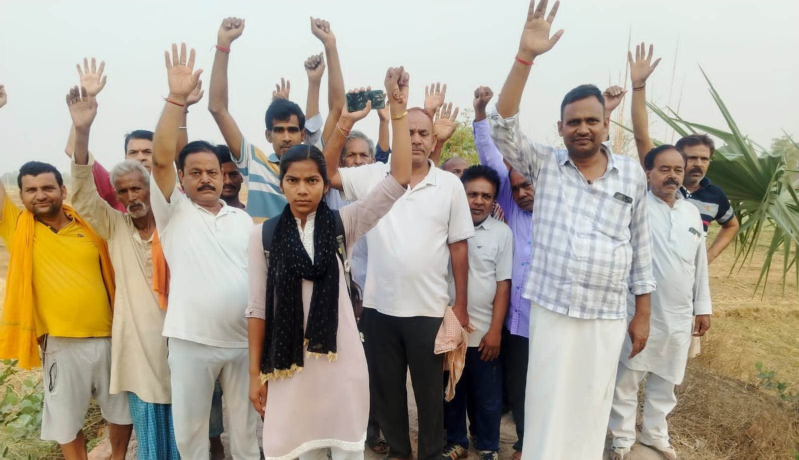 Aurangabad News : रोड नहीं तो वोट नहीं : जर्जर सड़क के विरोध में ग्रामीणों ने किया प्रदर्शन